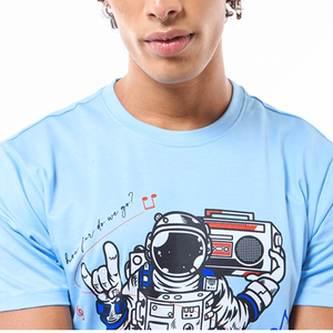 Camiseta Casual de Algodón para Hombre, Cuello Redondo, Manga Corta, Corte Regular, Color Azul Claro, con Logotipo en la Manga Izquierda - Product Image 4