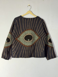 Veste Suzani Evil Eye – Manteau en tissu TNT fait main – Veste ouverte brodée style bohème avec motifs yeux - Product Image 4