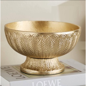 Bol à compote en aluminium doré gaufré avec motif de plumes complexes, centre de table de luxe, plat de service - Product Image 1