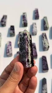 Cristal de Kammererita Natural Tallado a Mano, Piedra Curativa Púrpura Pulida, Generador de Energía Reiki, Decoración para el Hogar, Punta de Cristal - Product Image 2