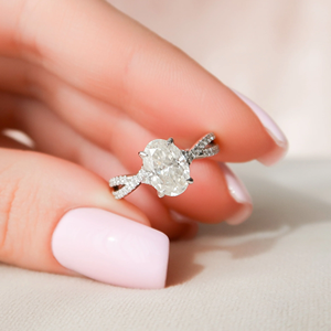 Bague de fiançailles en diamant taille ovale, or blanc, sertie de griffes, bande pavée, style classique pour femme - Product Image 5