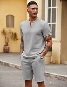 Conjunto de camiseta de manga corta y pantalones cortos de punto de secado rápido de color sólido informal de verano para hombre, gris claro - Product Image 3