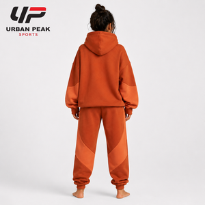 Conjunto deportivo oversize de moda para mujer con pantalones jogger de pierna ancha, tela cómoda y estilo contemporáneo para atuendos casuales. - Product Image 3