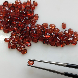 โกเมนสีแดงธรรมชาติ 3.5x2.5 มม. รูปทรงวงรี คุณภาพดีที่สุด พลอยเม็ดเดี่ยวสำหรับทำเครื่องประดับ - Product Image 4
