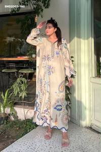 Ensemble de créateur en soie avec broderies multi-fils et miroirs, longueur cheville et manches cloche - Pantalon blanc uni - Dupatta brodé - Fournisseur indien - Product Image 2