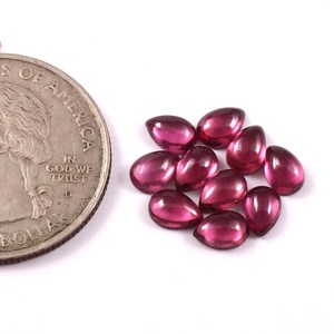 Lote al por mayor de cabujones de granate rodolita natural de 5x7mm en forma de pera, con base plana, calibrados, para fabricación de joyas. - Product Image 3