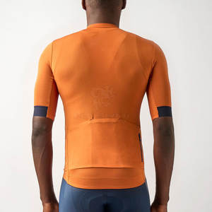 Maillot de cyclisme personnalisé haute performance en tissu respirant pour les professionnels, avec un design confortable et ajusté. - Product Image 4