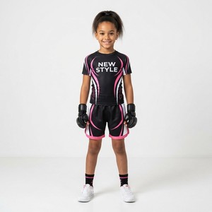 Ensemble de sport MMA personnalisé pour filles : Rashguard à manches courtes et short de combat assorti – Tenue d'entraînement athlétique par sublimation - Product Image 3