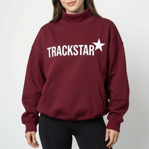 เสื้อสเวตเชิ้ตผู้หญิงสีแดงเลือดหมู คอเต่าทรงโอเวอร์ไซส์ พิมพ์ลาย Trackstar มีกระเป๋าจิงโจ้ ผ้าฟลีซหนานุ่ม - Product Image 1