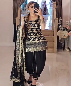 Ensemble haut, dhooti et dupatta en crêpe de soie de créateur, brodé de sequins, noir 85036 - Product Image 1