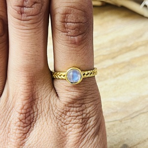 Bagues en pierre de lune, style bohème, avec bande tressée, bijoux minimalistes en laiton pour femme, plaqué or 18 carats, solitaire délicat, favoris des marchés, vente en gros/OEM - Product Image 3