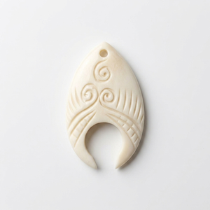 Colgantes de hueso hechos a mano con detalles tallados únicos para la creación de joyas, accesorios de moda, manualidades y colecciones artesanales. - Product Image 1