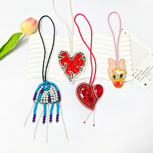 Colgante de flor tridimensional hecho a mano con cuentas, nuevo accesorio pequeño de comercio exterior, llavero para ropa, parche de tela de PVC al por mayor - Product Image 2