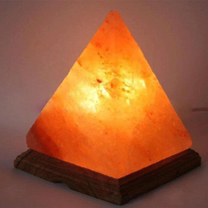 Lampe en sel de l'Himalaya sculptée à la main, petite pyramide, 1-2 kg, lampe authentique en sel de roche du Pakistan avec base en bois poli, vente en gros - Product Image 6