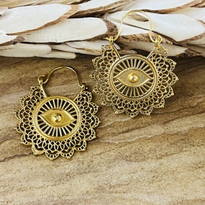 Nouvelles Boucles d'oreilles créoles tendance style bohème, motif œil protecteur, bijoux tribaux en laiton pour femmes, finition laiton antique, design mandala, vente en gros/OEM/ODM - Product Image 4