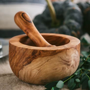 Mortero y pilón de madera tallados a mano con superficie lisa, ideales para moler hierbas, especias y materiales ayurvédicos. - Product Image 1