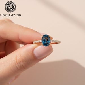 Bague de fiançailles Charm Jewells en moissanite taille coussin, plaqué or 18 carats, sertie à griffes, style classique pour femme, certifiée IGI, 3 g - Product Image 3