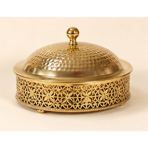 Casserole de Luxe Faite à la Main en Laiton avec Couvercle Martelé, Chauffe-Plats Isolant pour Mariages, Traiteur et Buffets - Product Image 3