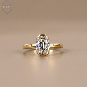 Elegante Anillo de Diamantes Solitario Ovalado en Oro Amarillo con Engaste de Bisel, Joyería Fina Minimalista para Novias - Product Image 1