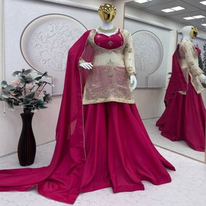 Conjunto VASTRA COTTAGE de Choli y Plazo de Seda Pesada con Bordado y Lentejuelas, y Dupatta de Seda Chinon, Traje Étnico para Fiesta - Product Image 6