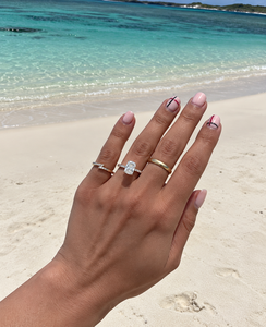 Anillo de Compromiso Clásico para Mujer con Diamante Cultivado en Laboratorio con Corte Esmeralda y Banda Pavé, Chapado en Oro Puro al 100% - Regalo de Boda y Aniversario - Product Image 4