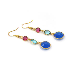 Boucles d'oreilles pendantes bohèmes à fleurs multi-gemmes en calcédoine bleue encre, topaze bleue et fuchsia rose |   Bague sertie à la main en or 18 carats - Product Image 2
