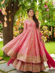 Kritva Modisches Stilvolles Blumenmuster Schwerer Französischer Krepp Sharara Set mit Dupatta für Damen - Knielang, Reguläre Passform, Recycelt, für Hochzeit und Diwali - Product Image 2