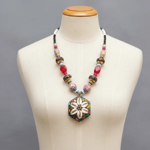 Collier pendentif mosaïque Meher Rang Cowrie, best-seller, fait main, bijoux ethniques pour femmes, style bohème, disponible à la vente - Product Image 5