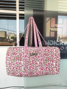 Sac de voyage matelassé en coton avec deux poignées, motif floral Kantha, fermeture ouverte, sac de shopping, cadeau de Noël - Product Image 4