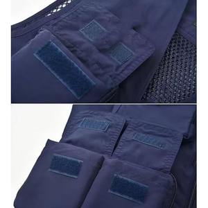 Chaleco Utilitario Gris con Múltiples Bolsillos y Cierre de Cremallera para Trabajo - Product Image 4