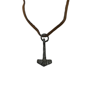 Collier pendentif en fer forgé traditionnel fait main avec lame courbée et breloque en corne, idéal pour les acheteurs d'accessoires de costumes historiques - Direct usine - Product Image 4