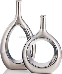 Florero decorativo de aluminio fundido dorado-Florero de metal para decoración del hogar con acabado elegante a precio mayorista - Product Image 1