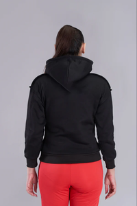Sweat à capuche pour femme avec poche avant, noir essentiel, sportif, élégant et tendance, parfait pour le quotidien, par Ako - Product Image 3
