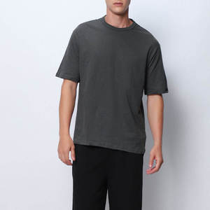เสื้อยืดคอกลมแขนสั้นสีเทาเข้มสำหรับผู้ชาย ทรงปกติ ผ้าฝ้ายเจอร์ซีย์ สวมใส่สบาย ระบายอากาศได้ดี สีพื้น ผ้าถักย้อมสีเรียบ - Product Image 3