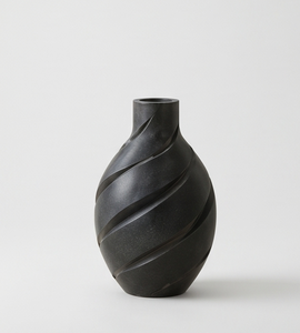 Vase Noir Métallique Contemporain au Design Unique en Spirale Côtelée et Bombée, Petit Pot de Fleurs pour la Décoration Intérieure du Salon - Product Image 2