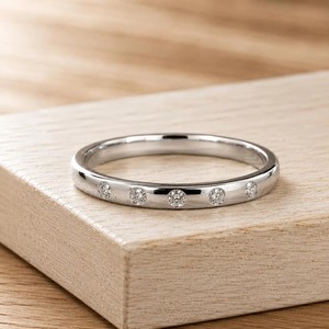 Bague de mariage en or massif 10K 14K 18K certifiée IGI, diamant de laboratoire rond certifié IGI, couleur DEF, clarté VS VVS, cinq pierres - Product Image 2