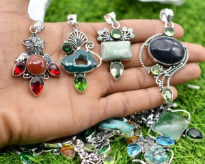Collares con Colgante de Latón Cristiano Vintage para Mujer, Hechos a Mano, Chapados en Plata Antigua, con Piedras Preciosas Naturales Surtidas, para Fiestas Religiosas - Product Image 2