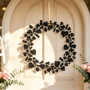 Couronne noire saisissante en forme de silhouette, confectionnée avec des feuilles de lierre et de houx, pièce décorative saisonnière moderne pour mur ou porte d'entrée - Product Image 4