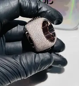 Anillo de Compromiso con Letra Personalizada de 5 Quilates con Moissanita para Mujer en Plata de Ley por Tishya Diamond - Product Image 5