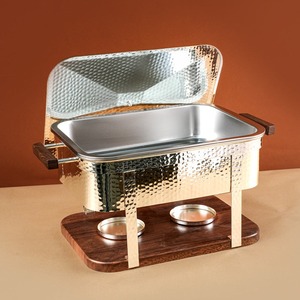 Plat à chafing rectangulaire en acier inoxydable martelé avec base et poignées en bois, chauffe-plats professionnel pour buffets et traiteurs hôteliers - Product Image 5