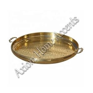 Plateau élégant en laiton avec finition polie idéal pour la fête de Noël et la décoration intérieure par Axiom Home Accents - Product Image 6