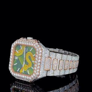 Reloj de pulsera cuadrado de lujo con detalles en oro rosa, esfera verde, diseño artístico de serpiente amarilla y brazalete de diamantes para hombre - Product Image 1