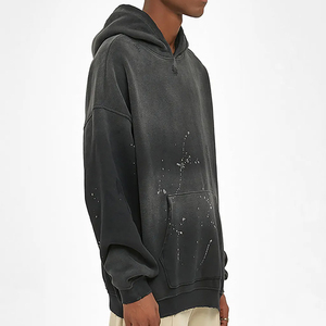 Sudadera con capucha negra con efecto acid wash, de tejido grueso, estilo urbano, con estampado gráfico completo DTG, estilo vintage, con efecto desgastado y logotipo personalizado. - Product Image 2