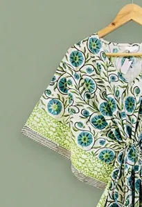 Vestido Kaftán de Algodón con Estampado Floral Hecho a Mano, Estilo Bohemio con Cuello en V, Corte Holgado, Ideal para Vacaciones y Playa - Product Image 3