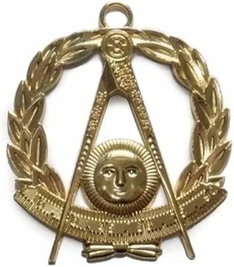 Pin de solapa masónico de nivel de Sacerdote Superior con diseño de corona - [Dorado][1 1/4'' de diámetro] Tipo de cierre mariposa - Product Image 4