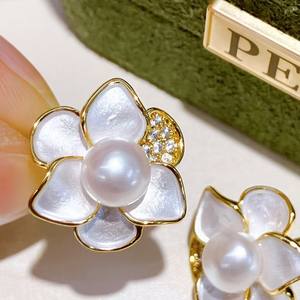 Boucles d'oreilles en perles d'eau douce naturelles Camellia Sensation Aiguille en argent S925 Mode Hao Shi Perle incrustée de fleurs Style avancé et élégant - Product Image 3