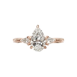 Diamante Cultivado en Laboratorio con Certificación IGI, Corte Pera, Piedras Laterales en Forma de Cometa, Oro Sólido de 10K, 14K, 18K, Color DEF, Claridad VVS, Joyería Fina - Product Image 1