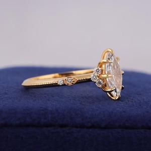 Anillo de compromiso con diamante talla marquesa en oro amarillo con piedras redondas decorativas, delicado anillo nupcial para mujer y regalo para ella. - Product Image 2