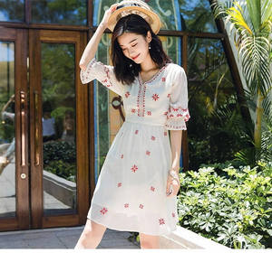 Vestido ajustado romántico de spandex con cuello alto, sin mangas, por encima de la rodilla, para verano, de alta elasticidad y con aberturas. - Product Image 2