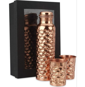 Ensemble de bouteilles d'eau en cuivre pur à texture nid d'abeille avec gobelets, vaisselle de voyage portable au design traditionnel - Product Image 1